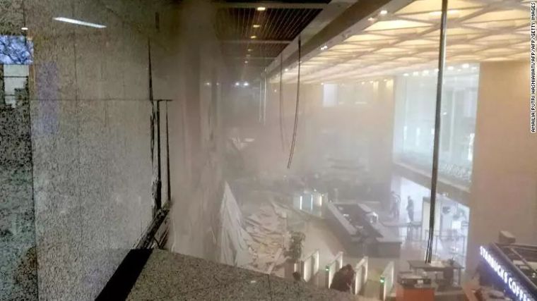 印度尼西亚酒店图片资料下载-吊绳承重问题引发工程事故，印尼交易所走廊坍塌原因公布