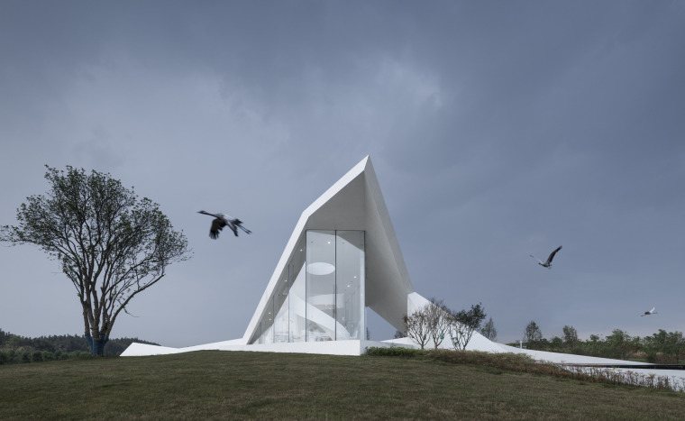 展览馆概念方案文本资料下载-轻盈优雅，停落于湿地旁的白色纸鹤——武汉湿地展览馆