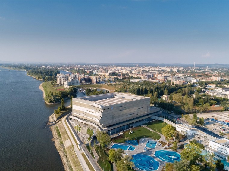 布达佩斯五颜六色公寓资料下载-布达佩斯DunaArena游泳馆