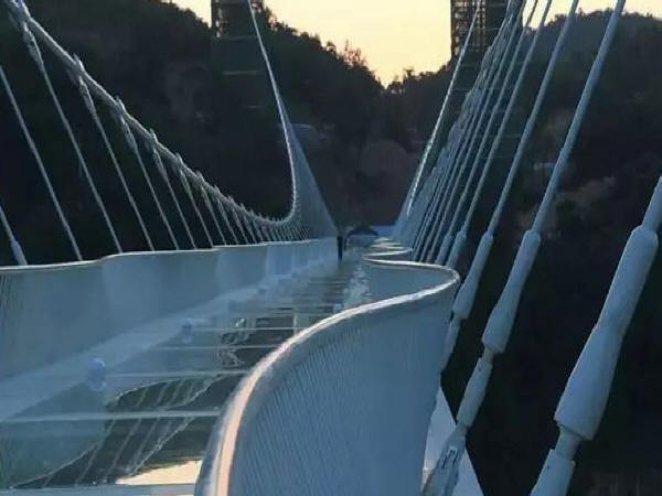 人行索桥资料下载-量身打造 桥景合一——组合功能异形玻璃桥面悬索桥建设新思路