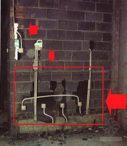 传统砌块砌筑施工质量通病案例分析（图）-机电线管施工以后打凿方式破坏墙体 