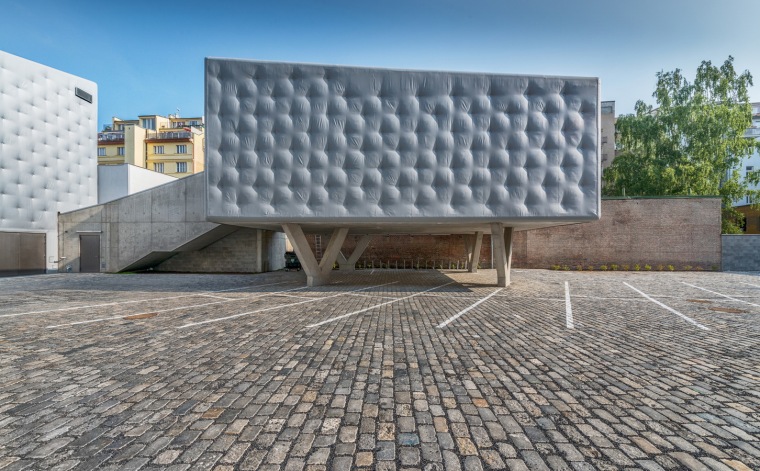 外表柔软的混凝土建筑：DOX+当代艺术中心_2