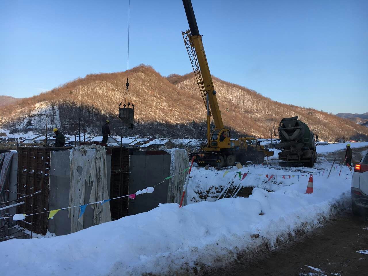 初冬第一场瑞雪后的高速公路施工现场