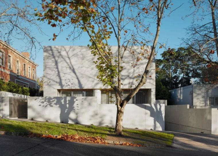 曲面混凝土住宅资料下载-墨尔本私宅:曲面墙体上的图案，是阳光编织的