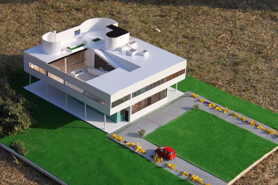 相较之下,形体简洁的萨伏伊别墅花费不到500块,省钱又省时,让现代主义