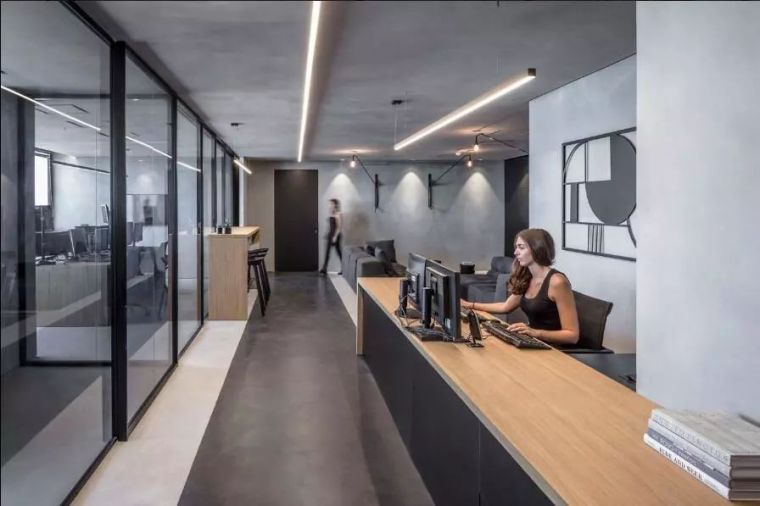 酷炫办公空间设计资料下载-特拉维夫：黑、灰与木色的酷炫办公空间
