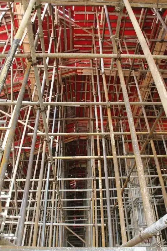 建筑施工企业安全内业资料下载-建筑施工现场安全隐患图片与解析