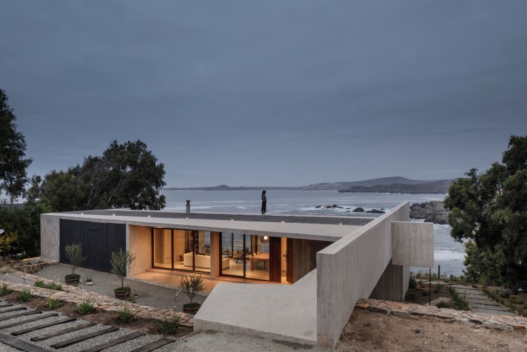钢筋混凝土屋檐资料下载-智利面朝大海的住宅