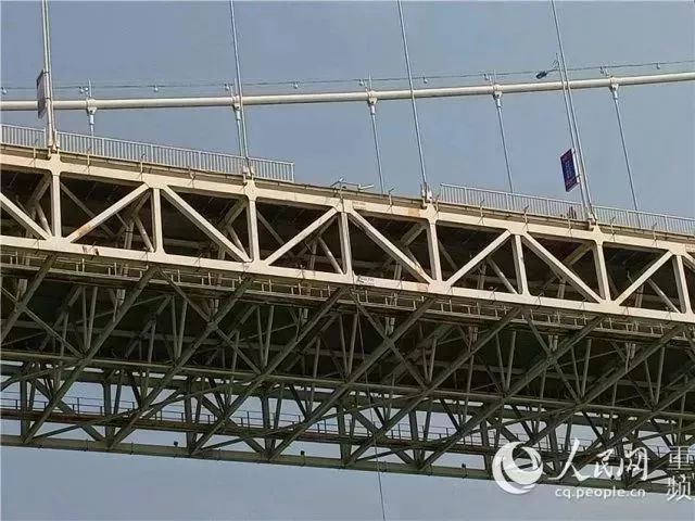 防撞钢管栏杆资料下载-由重庆万州二桥公交坠桥引发的桥梁栏杆防撞思考!