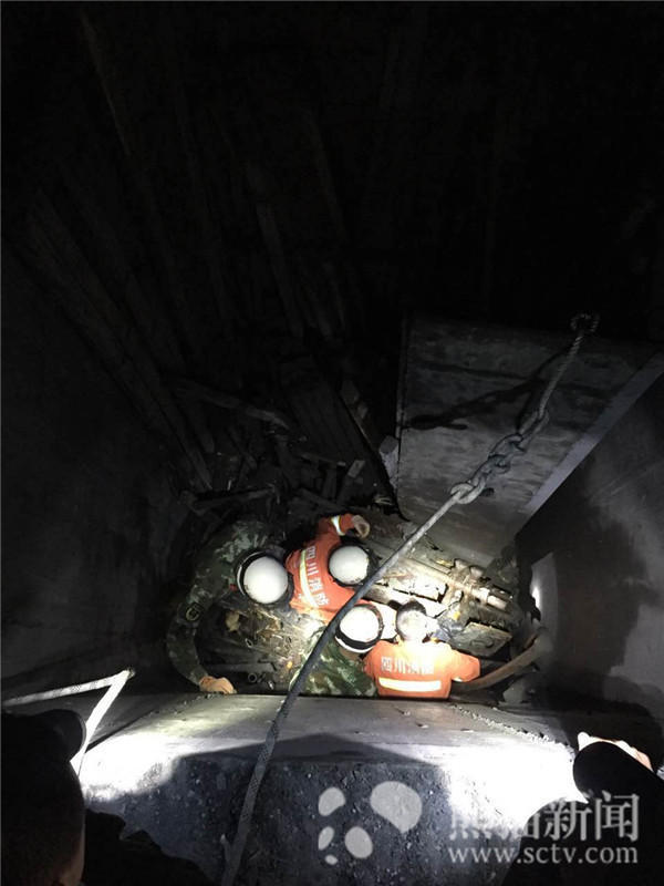 施工电梯案例事故资料资料下载-巴中市南江县一工地施工电梯坠落一人被困
