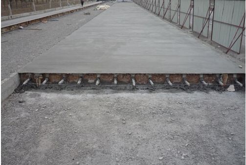 混凝土板面浇筑平整度控制资料下载-水泥砼路面滑模施工平整度的影响因素及控制方法