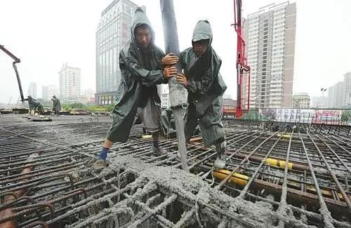 地泵打混凝土资料下载-打混凝土中途突然下雨，停还是不停？