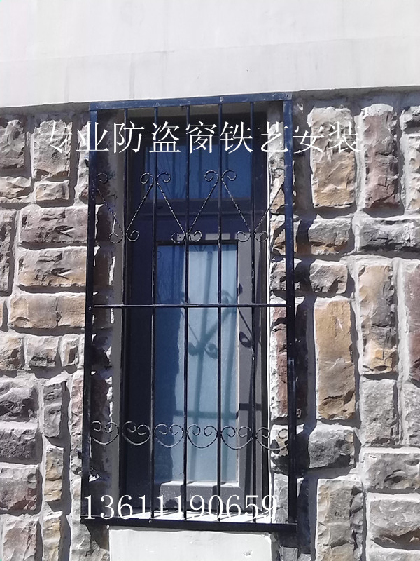 大门铁艺平开门资料下载-北京昌平沙河阳台防护栏安装镀锌防护网