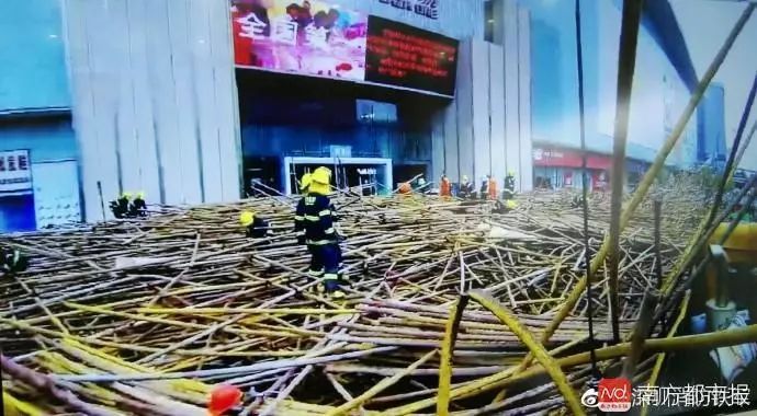 消防栓防护架资料下载-突发！深圳华南城脚手架坍塌，有人被困！