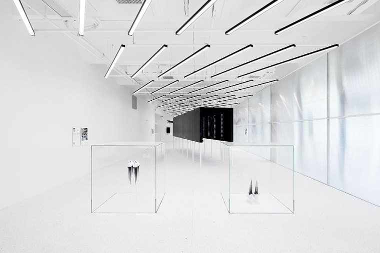 上海破碎玻璃创意设计展-012-brkn-exhibition-design-by-coordination-asia