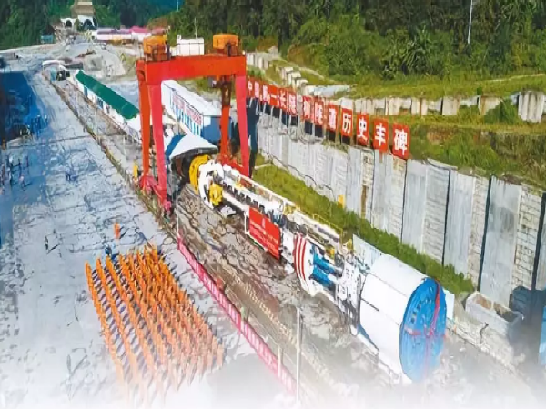 高黎贡山铁路隧道资料下载-看好了！中国最长铁路隧道这样建！
