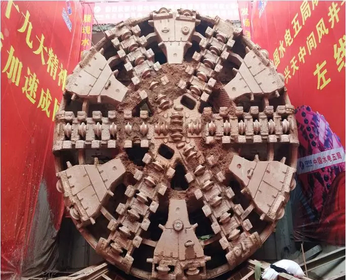 轨道交通管线敷设资料下载-成都轨道交通18号线4标盾构工程全线贯通