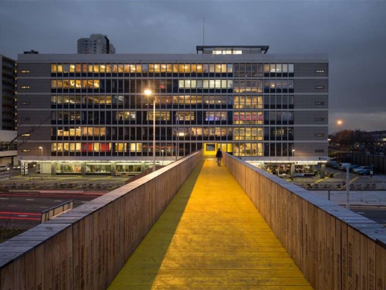 荷兰公共空间资料下载-荷兰明黄色城市景观桥