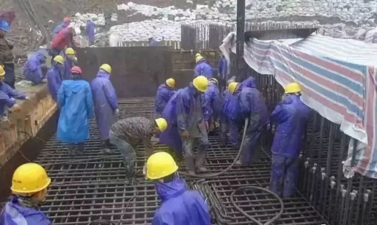 项目现场安全防护管理措施资料下载-雨季来临，20种工地雨季安全防护措施！