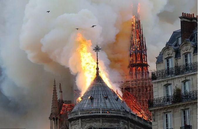 巴黎圣母院大火！800年古迹被焚毁……_6