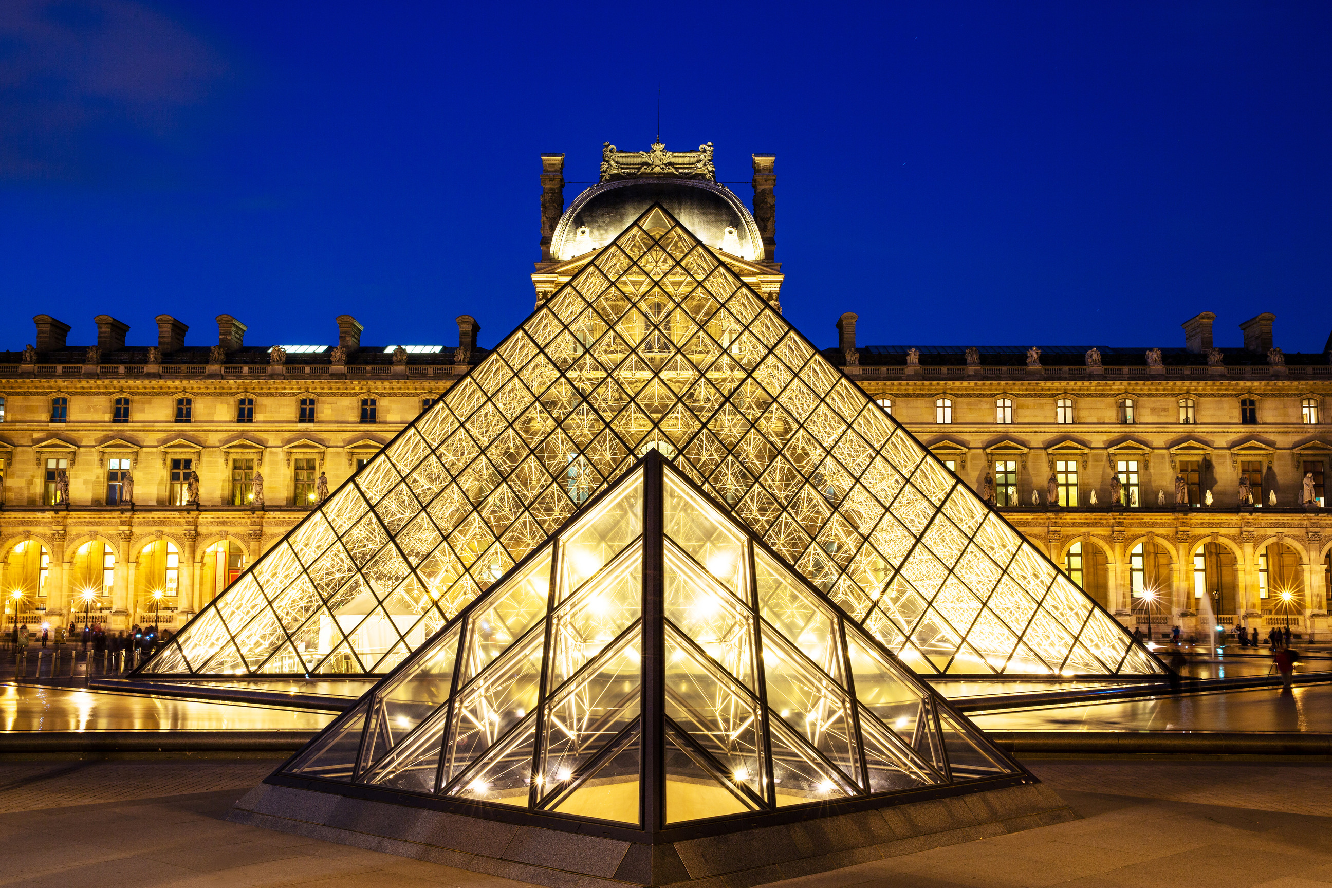 卢浮宫金字塔高清图片