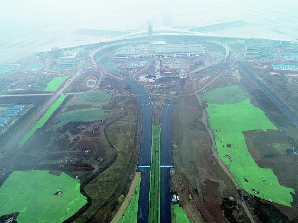 机场土石方专项施工方案资料下载-青岛新机场施工进展：航站区进出通道完成沥青罩面施工