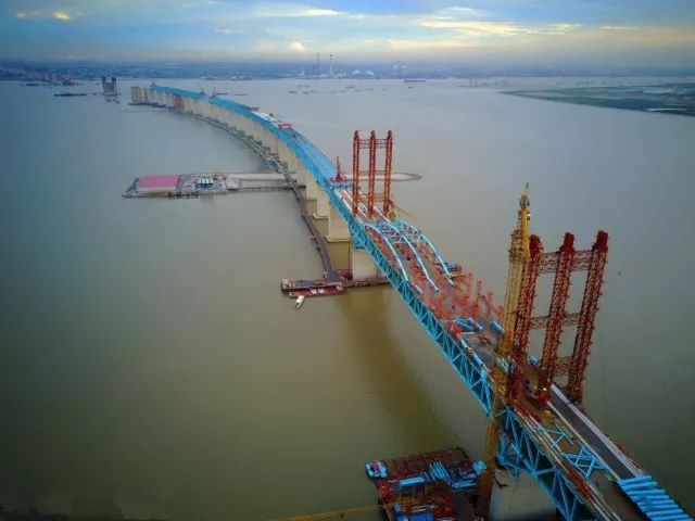 中国最大跨度木拱桥资料下载-沪通长江大桥--世界上最大跨度的公铁两用钢拱桥