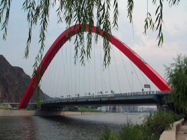 异形拱桥施工难点资料下载-[河北]斜交曲梁下承式钢结构吊索拱桥技术特点和难点三维动画演示