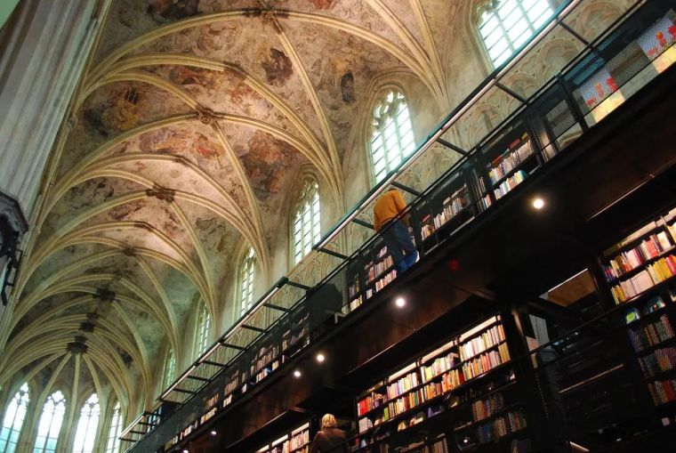 700多年历史的教堂，如今变身全球最美书店，这或许最接近天堂_10