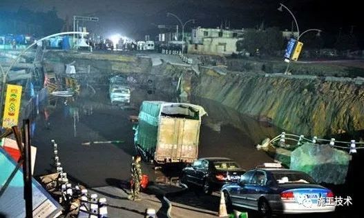 青岛一在建地铁塌方，路面出现一巨大空洞，事故原因调查中！！_6