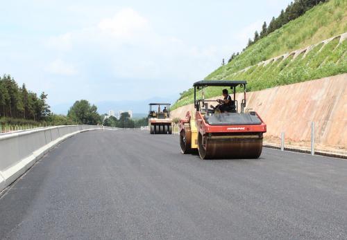 如何控制沥青路面碾压工艺资料下载-高速公路沥青路面施工质量控制要点