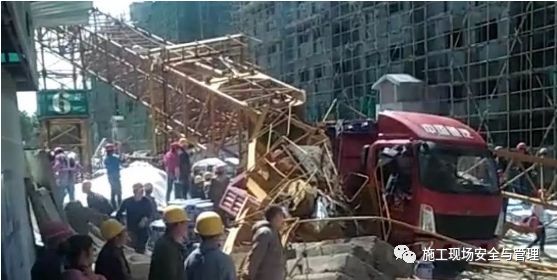 工地吊装事故资料下载-[工地资讯]突发！重庆一工地塔吊发生倒塌事故，人员伤亡未知！
