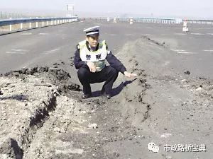 水稳基层裂缝处治方法资料下载-公路常见病害——翻浆/松散/坑槽/裂缝/泛油和波浪产生的原因