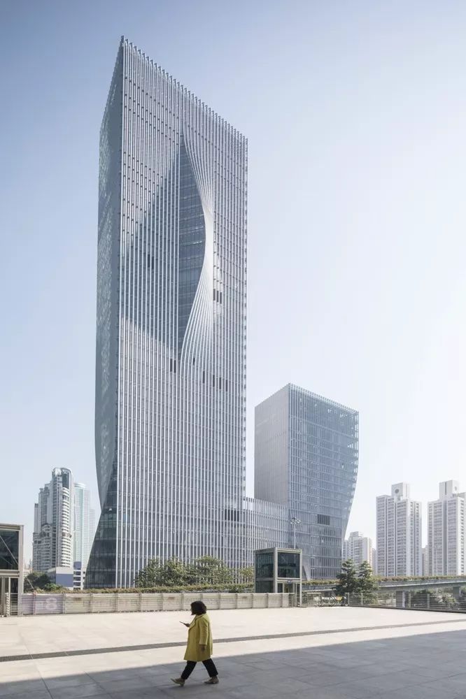 深圳国际能源资料下载-BIG设计的深圳国际能源大厦，由远及近看“折纸”立面