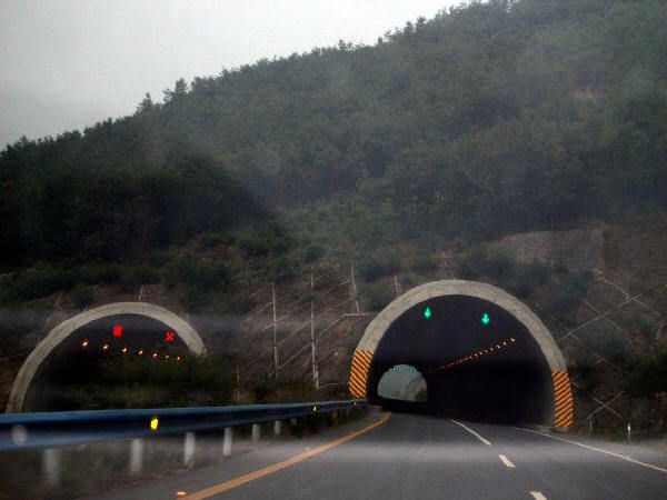 隧道岩爆施工安全技术措施资料下载-隧道施工
