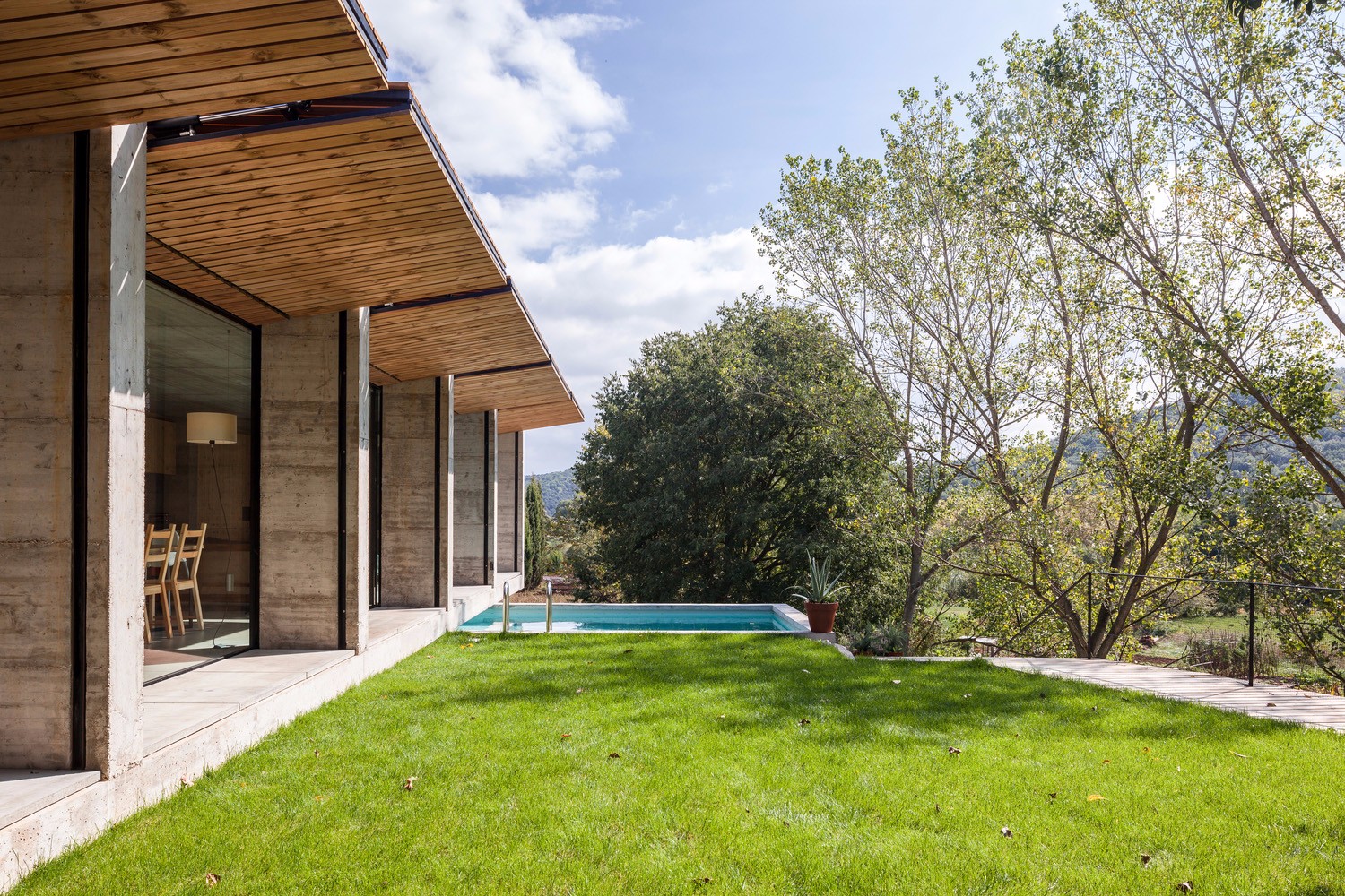 西班牙草坡上的悬挑老式住宅-居住建筑案例-筑龙建筑设计论坛