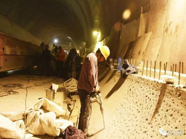 隧道胜利贯通资料下载-郑万高铁控制性工程，小三峡隧道正洞开挖近半……