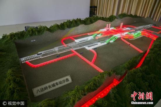 高铁车站站台资料下载-京张高铁八达岭隧道掘进5000米 穿越世界最深高铁站