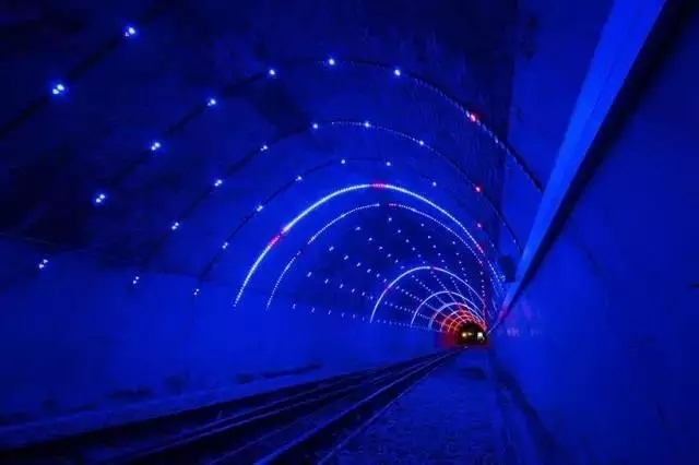 隧道万花筒：光影艺术——带你穿梭时光隧道-隧道