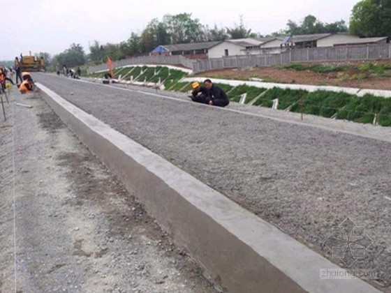 路基碎石级配资料下载-路基试验段基床表层级配碎石填筑施工总结