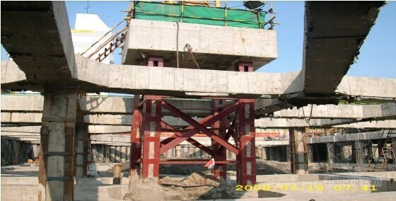 深基坑内塔吊基础资料下载-深基坑中灌注桩内插钢格构柱式塔吊基础的施工工法