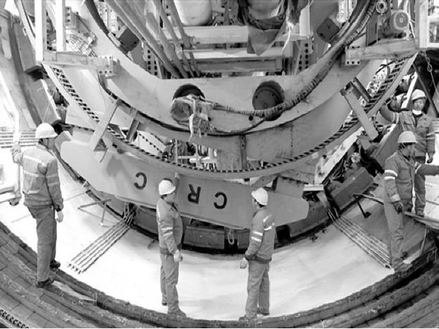天津盾构始发掘进专项方案资料下载-国产首台大直径高铁泥水平衡盾构机在京始发