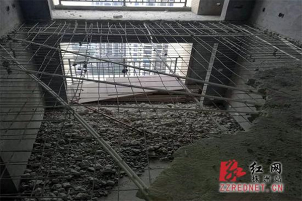 su广场大门场景资料下载-跺一脚楼板颤动 业主质疑：株洲奥园广场房屋质量有问题