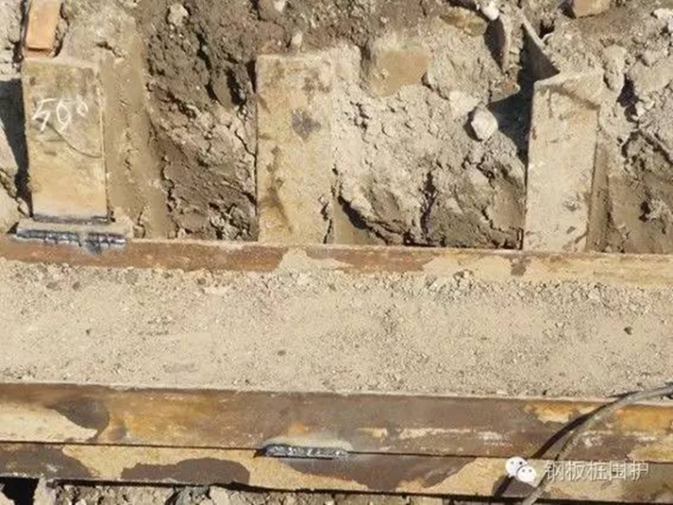 基坑灌注桩及钢板桩支护资料下载-钢板桩围堰施工现场见闻