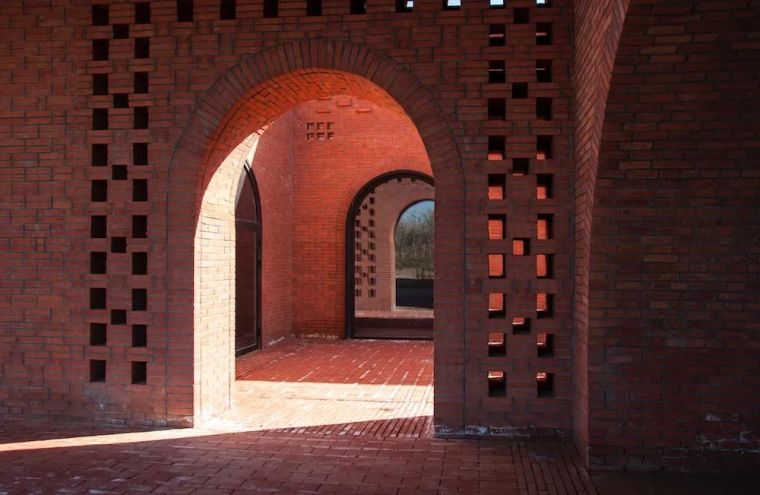 艺术中心建筑设计要求资料下载-湿地的旧砖窑里，绽放出了一个花房艺术中心