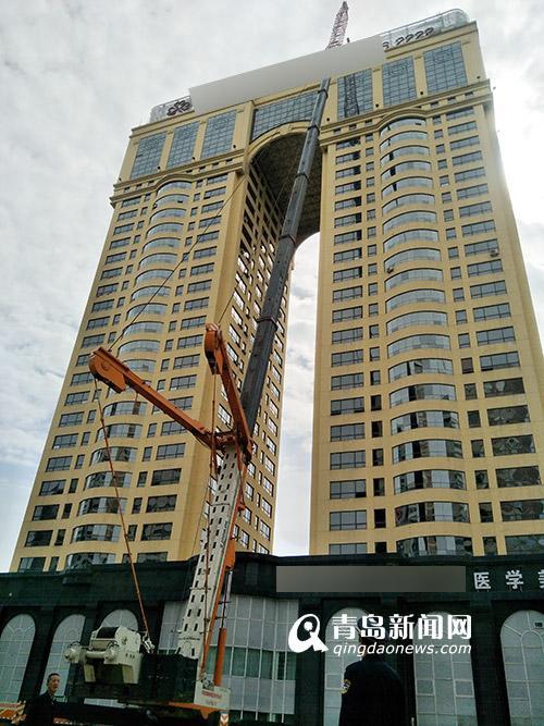黑龙江起重机资料下载-青岛最大楼顶广告被拆除 动用500吨级起重机 ​