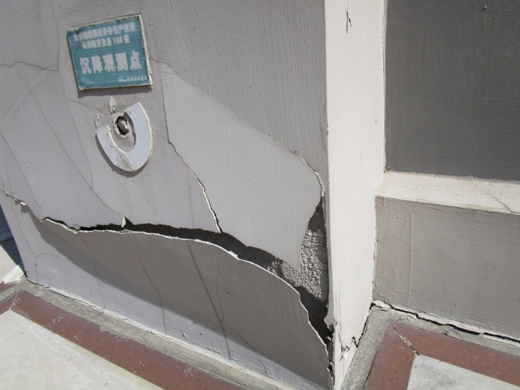 开裂创新做法资料下载-济南西城集团公租房开裂掉渣，用手触摸就会碎！