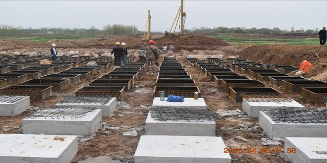 桩帽施工前要进行桩间土的平整,压实,并加强场地的排水;桩帽模板采用