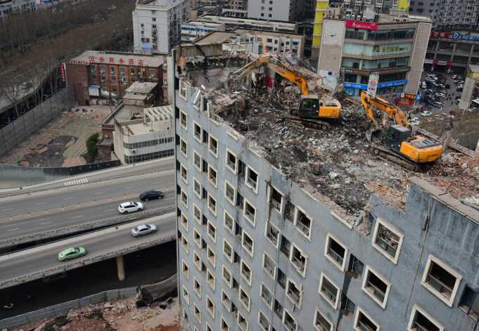 挖掘机安全专项方案资料下载-郑州两台挖掘机“爬”上楼顶赶工期