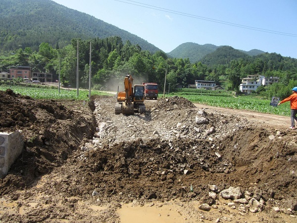 山东省安全文明工地标准资料下载-公路工程现场安全施工标准及公路工程施工安全管理和实例分析